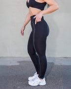 Perfil del legging ajustado, tiro alto, con vivos a contraste y bolsillos laterales de Vima Studio.