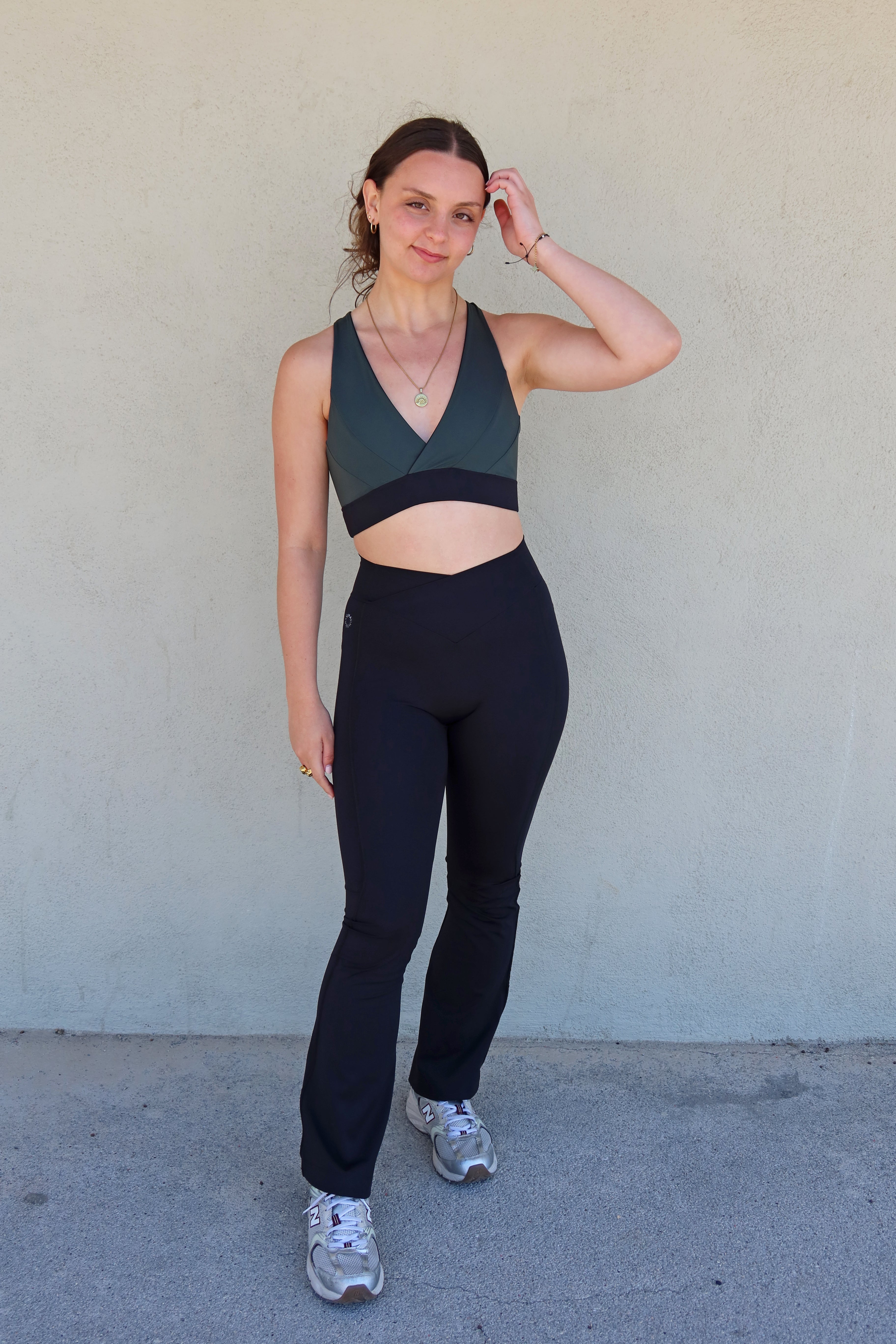 Look deportivo Vima Studio: sujetador reversible Girasol en verde/negro combinado con el legging acampanado Peonia negro.