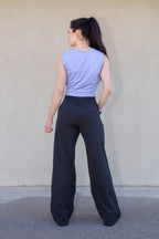 Look casual Vima Studio. Espalda de la camiseta Hibisco en lila. Sin mangas, corta, acinturada. Pantalón holgado Azalea.