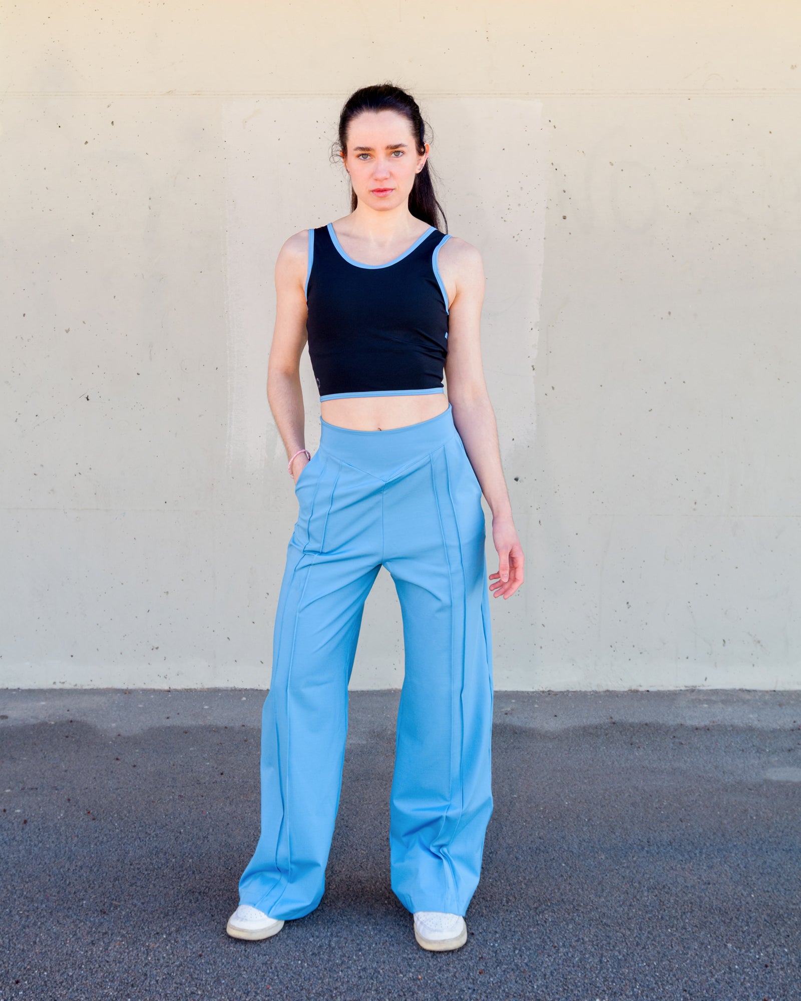 Top deportivo cropped con vivos a contraste y pantalon holgado, talle alto con bolsillos laterales y pespuntes decorativos "pintuck" de Vima Studio.