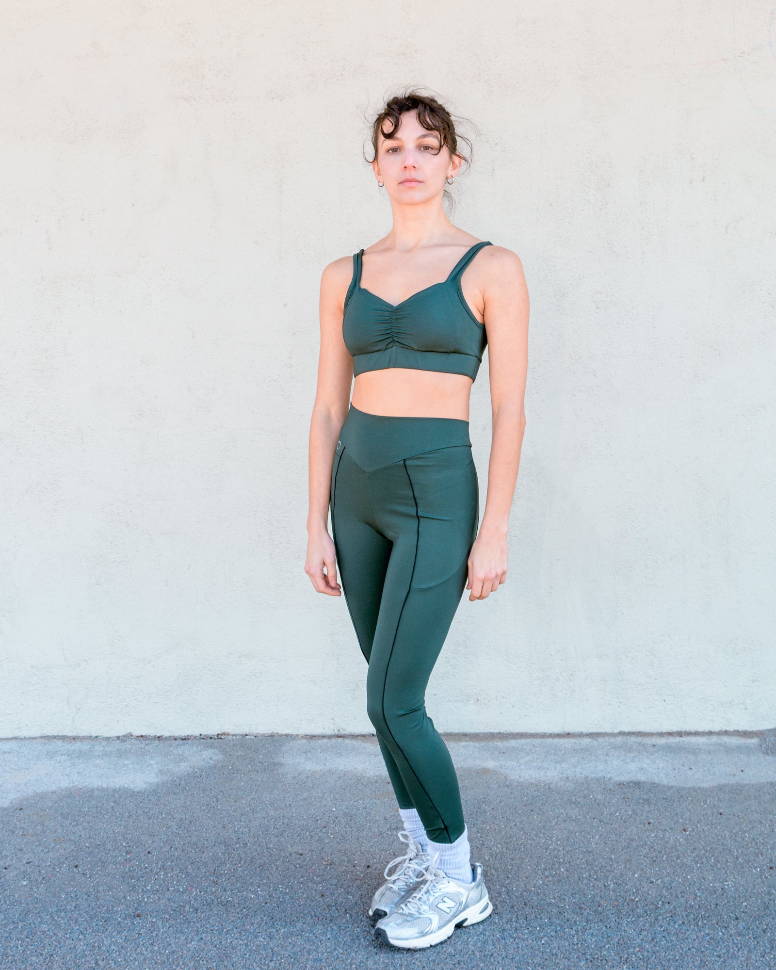 Look deportivo Vima Studio. Sujetador Camelia con escote corazón. fruncido en el delantero y goma en la cinturilla. Legging ajustado Dalia de tiro alto, con bolsillos laterales y vivos a contraste.
