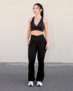 Look Vima Studio: Sujetador deportivo reversible Girasol con legging acampanado Peonia con talle alto y cinturilla cruzada. Negro