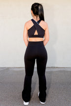 Look Vima Studio: sujetador deportivo reversible con espalda cruzada con legging acampanado Peonia en negro