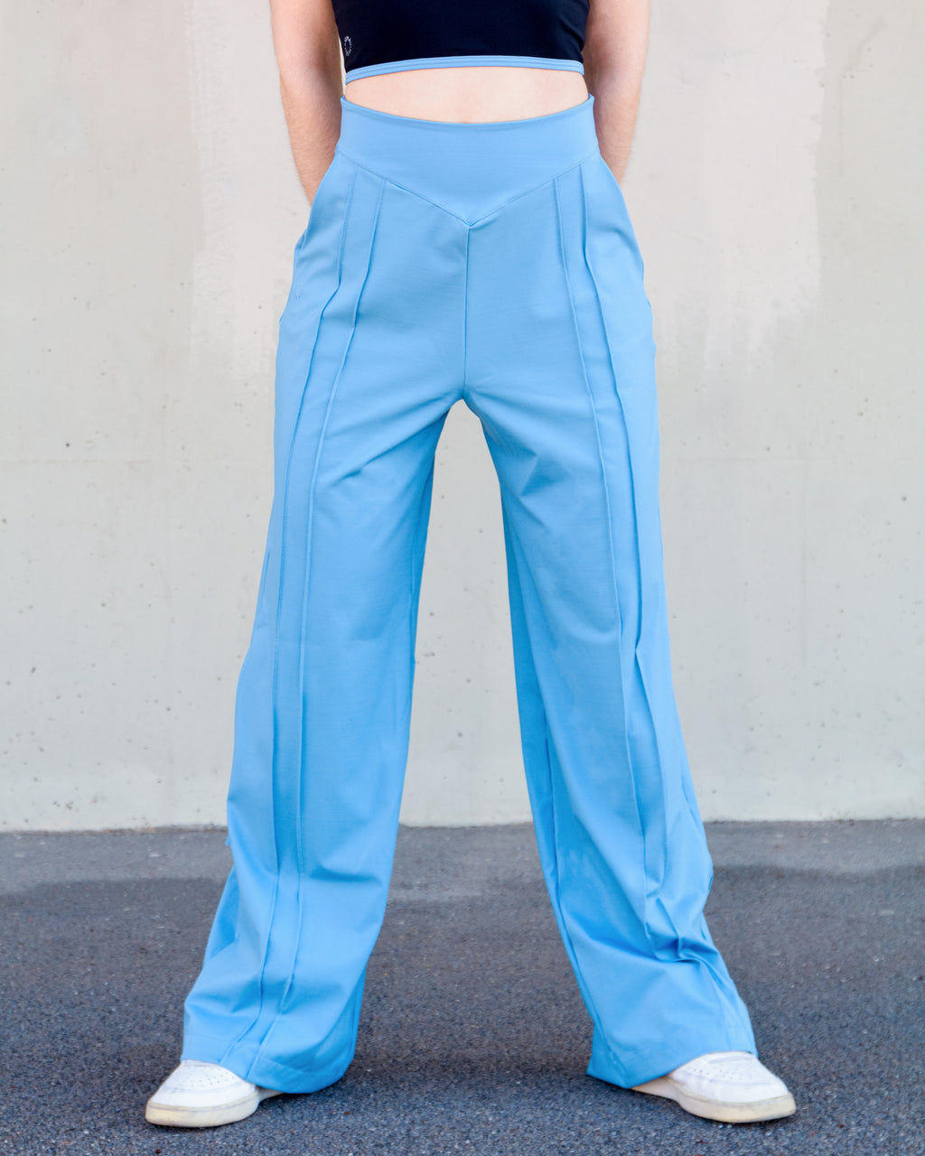 Pantalon azul, holgado, de talle alto cinturilla ajustada y pespuntes decorativos "pintuck" de Vima Studio en talla S.