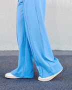 Detalle lateral del pantalon Azalea azul de Vima Studio