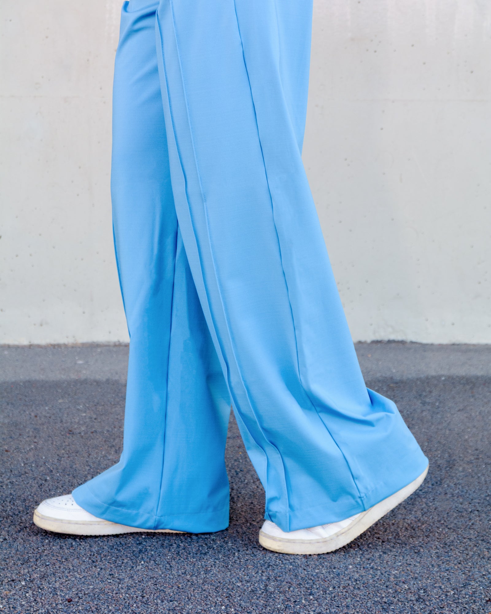 Detalle lateral del pantalon Azalea azul de Vima Studio