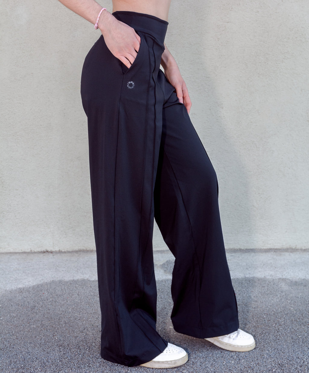 Pantalon deportivo holgado con bolsillos laterales y dos costuras pintuck decorativas en el delantero. Negro, talla S, marca Vima Studio