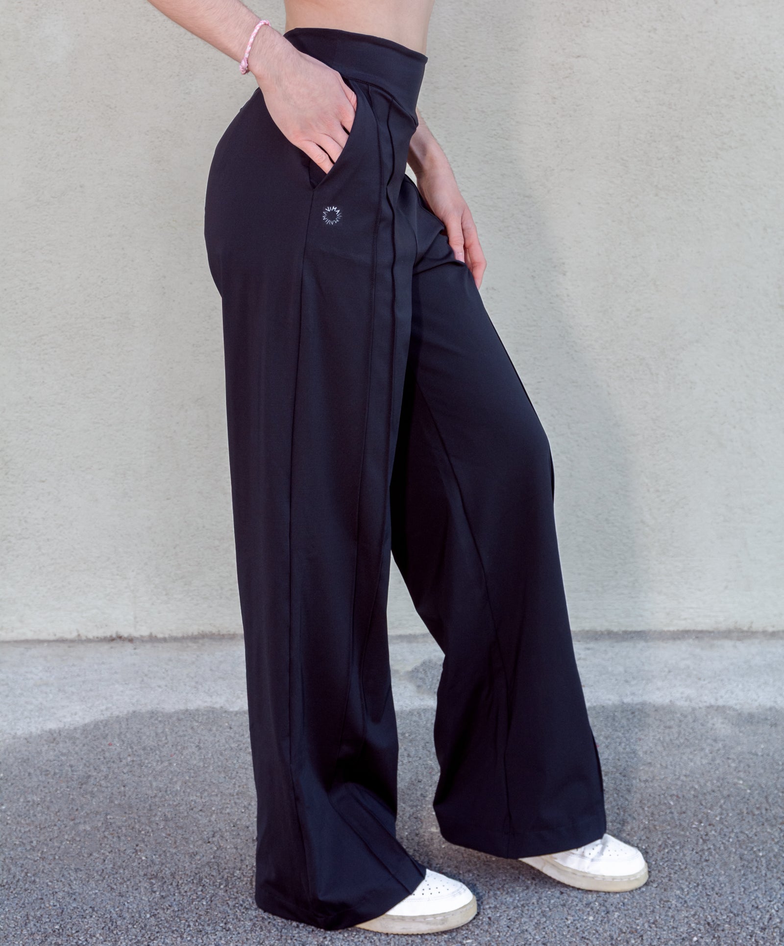 Pantalon deportivo holgado con bolsillos laterales y dos costuras pintuck decorativas en el delantero. Negro, talla S, marca Vima Studio