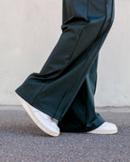 Detalle bajo del lateral del pantalon Azalea en verde de Vima Studio con pespuntes decorativos estilo "pintuck"
