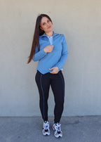 Look deportivo Vima Studio. Sudadera Magnolia en azul combinada con el legging Dalia negro con vivos azules. Ajustado y cómodo