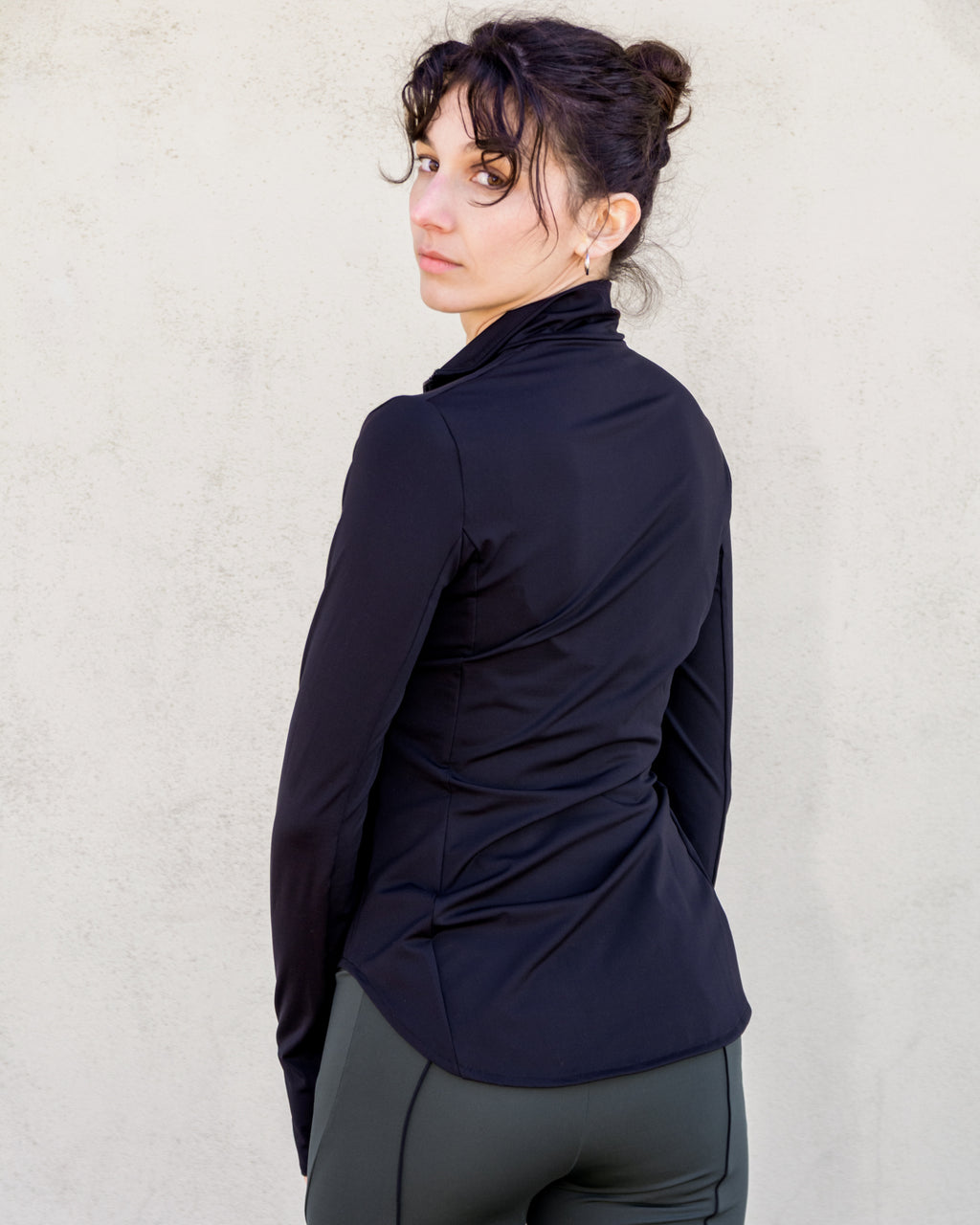 Sudadera negra con cuello alto Vima Studio