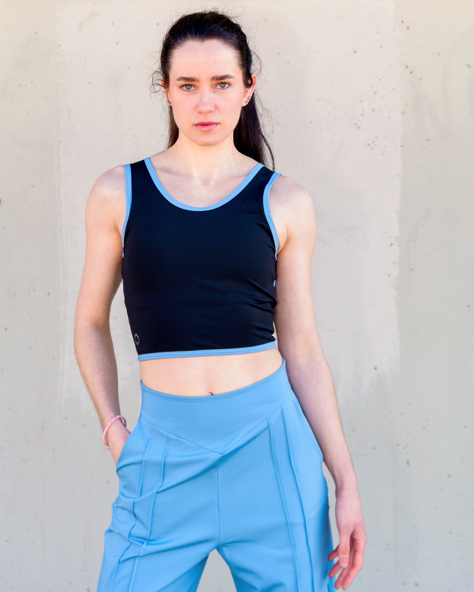 Top Amapola negro con sujetador integrado, escote redondo, tirantes anchos y vivos en azul. Vima Studio