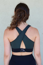 Espalda del sujetador deportivo Girasol de Vima Studio. Prenda reversible con espalda cruzada y goma en la cinturilla.