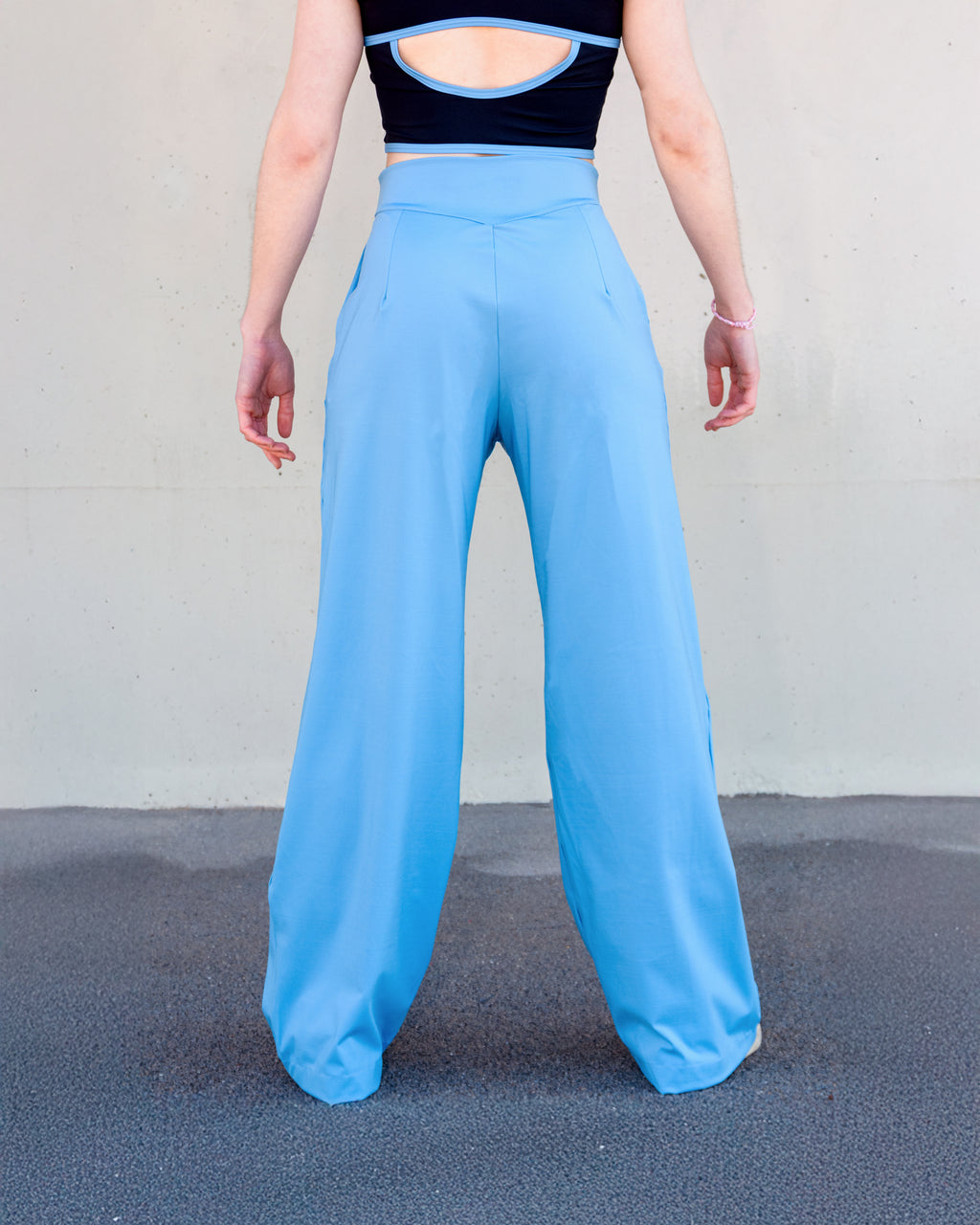 Pantalon deportivo con pinzas de Vima Studio en  azul, talla S.